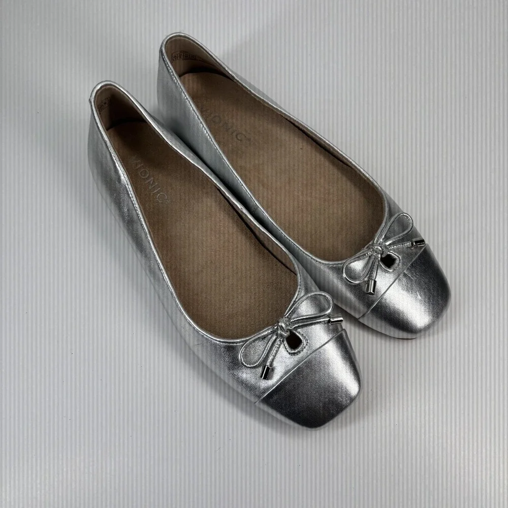 Vionic Silver Flats with Bow Detail 8.5 wide - Picture 14 of 16